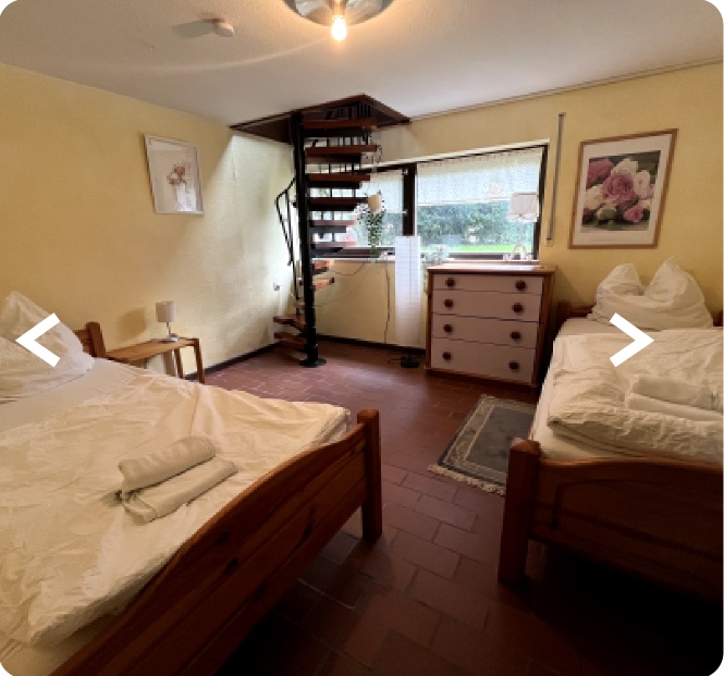 Schlafzimmer mit zwei Einzelbetten